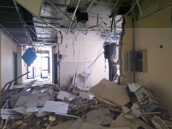 Последствия обстрела здания роддома в Степанакерте (28 октября 2020). Карабах - Sputnik Армения