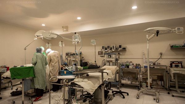 Врачи оперируют раненного впоследствии обстрелов Степанакерта (28 октября 2020). Карабах - Sputnik Армения