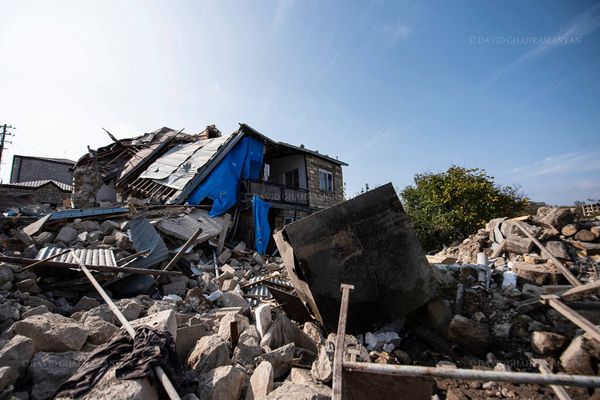 Ստեփանակերտում Ադրբեջանի հրթիռակոծության ժամանակ մի ամբողջ թաղամաս է վնասվել. տեսանյութ - Sputnik Արմենիա