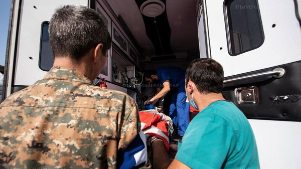 Медработники и волонтеры перевозят раненного в следствии обстрела Шуши гражданина (28 октября 2020). Карабах Медработники и волонтеры перевозят раненного в следствии обстрела Шуши гражданина (28 октября 2020). Карабах - Sputnik Армения