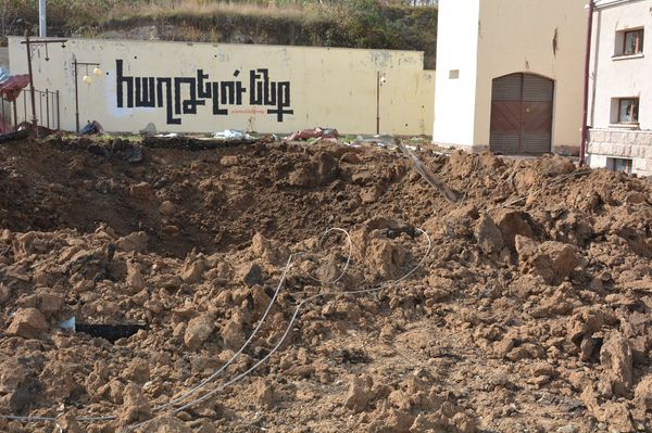 Появились кадры разрушений в Шуши — под прицелом ВС Азербайджана была также школа Появились кадры разрушений в Шуши — под прицелом ВС Азербайджана была также школа - Sputnik Армения