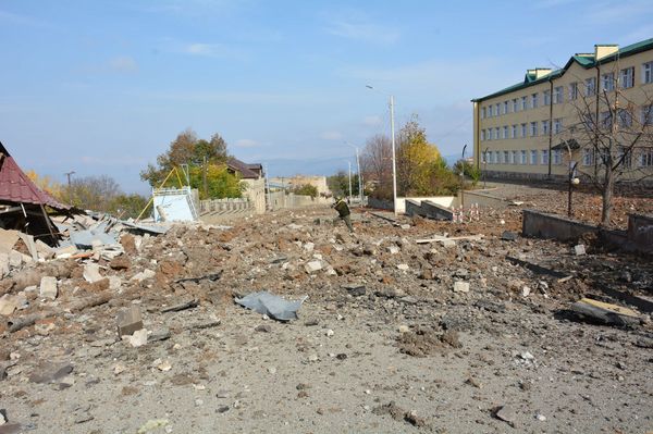 Появились кадры разрушений в Шуши — под прицелом ВС Азербайджана была также школа Появились кадры разрушений в Шуши — под прицелом ВС Азербайджана была также школа - Sputnik Армения