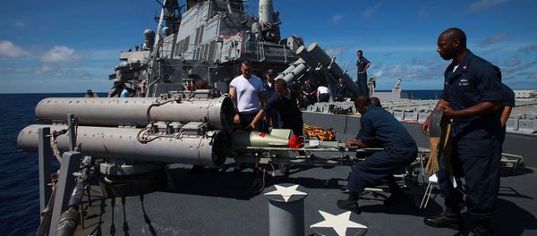 Экипаж извлекает торпеду из пусковой трубы на палубе USS Arleigh Burke (25 июня 2009). Индийский океан  - Sputnik Армения