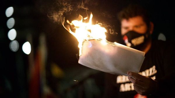 Молодежное крыло партии АРФ Дашнакцутюн публично сожгло в Лос-Анджелесе последнее заявление сопредседателей МГ ОБСЕ по Карабаху (29 октября 2020). США - Sputnik Армения