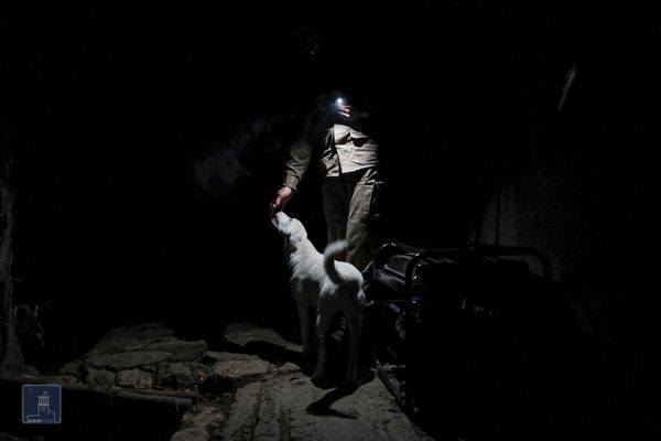 Военнослужащий Армии Обороны Карабаха с собакой Военнослужащий Армии Обороны Карабаха с собакой - Sputnik Армения