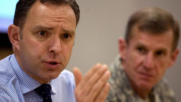 Командующий силами США и НАТО в Афганистане генерал Дж. Стэнли Маккристал (справа) слушает выступление посла НАТО Марка Седвилла во время пресс-брифинга в Кабуле (8 марта 2010). Афганистан - Sputnik Армения