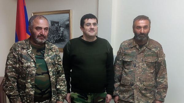 Президент Карабаха Араик Арутюнян с Героем Арцаха Суреном Барсегяном (справа) и Араиком Галстяном (29 октября 2020). Карабах - Sputnik Արմենիա