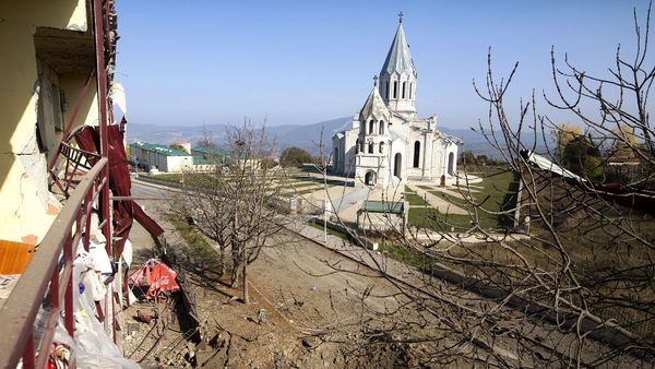 Вид на собор Сурб Аменапркич Казанчецоц с балкона дома, пострадавшего в результате обстрелов (29 октября 2020). Шуши - Sputnik Армения
