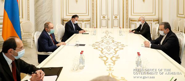 Премьер-министр Никол Пашинян встретился с заместителем министра иностранных дел Ирана Аббас Аракчи (30 октября 2020). Еревaн - Sputnik Արմենիա