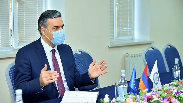 Омбудсмен Арман Татоян встретился с послом ЕС в Армении Андреа Викторин (30 октября 2020). Еревaн - Sputnik Արմենիա