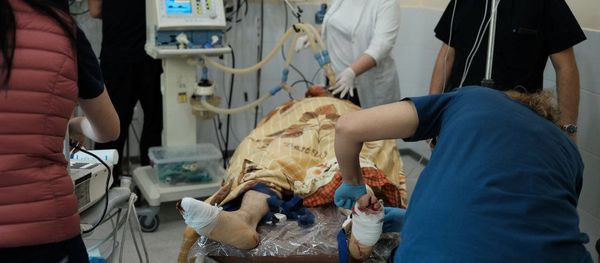 Медработники оперируют раненного мужчину во время обстрелов медицинского центра Степанакерта (28 октября 2020). Карабах Медработники оперируют раненного мужчину во время обстрелов медицинского центра Степанакерта (28 октября 2020). Карабах - Sputnik Армения