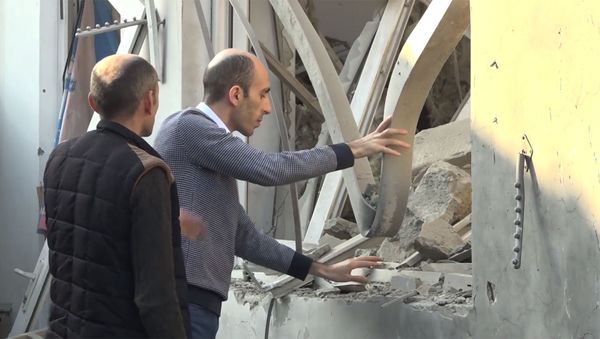 Кадр из видеообращения защитника прав человека Карабаха Артака Бегларяна после обстрелов рынка Степанакерта (31 октября 2020). Карабах - Sputnik Армения