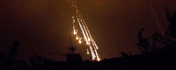 Украинские военные стреляют фосфорными зажигательными снарядами по поселку Сeменовка (11 июня 2014). - Sputnik Արմենիա