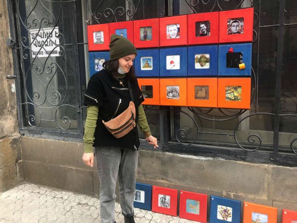 Инициативу гюмрийских художников в помощь Карабаху поддержала даже 6-летняя девочка Инициативу гюмрийских художников в помощь Карабаху поддержала даже 6-летняя девочка - Sputnik Армения