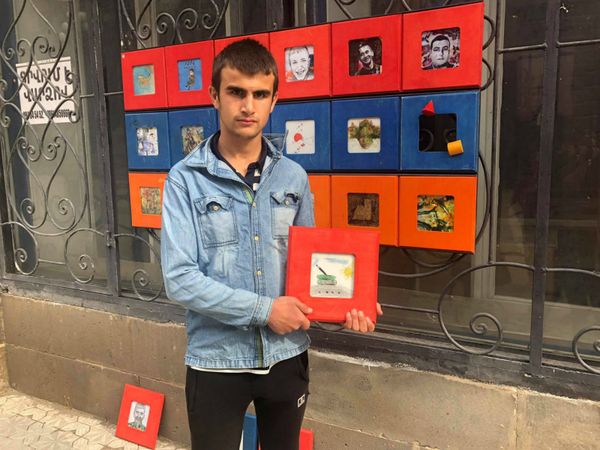 Инициативу гюмрийских художников в помощь Карабаху поддержала даже 6-летняя девочка Инициативу гюмрийских художников в помощь Карабаху поддержала даже 6-летняя девочка - Sputnik Армения