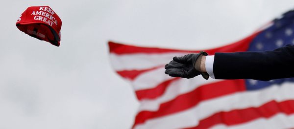 Президент США Дональд Трамп бросает кепку с надписью Keep America Great во время предвыборного митинга в Международном аэропорту округа Окленд (30 октября 2020). Штат Мичиган - Sputnik Армения