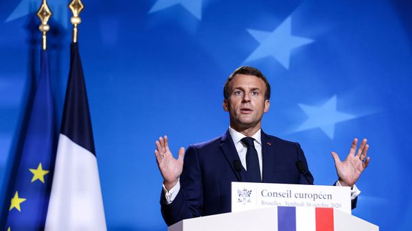 Президент Франции Эммануэль Макрон выступает на заключительной пресс-конференции саммита ЕС (16 октября 2020). Брюссель - Sputnik Армения