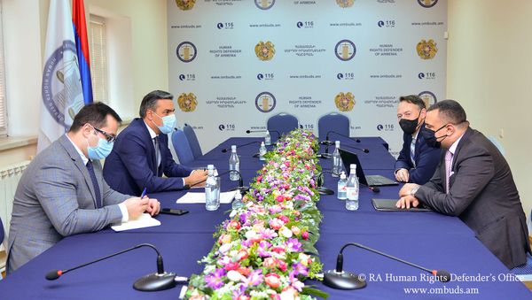 Омбудсмен Арман Татоян представил международным специалистам зверства ВС Азербайджана и нарушения прав человека в отношении гражданских лиц (1 ноября 2020). Еревaн - Sputnik Արմենիա
