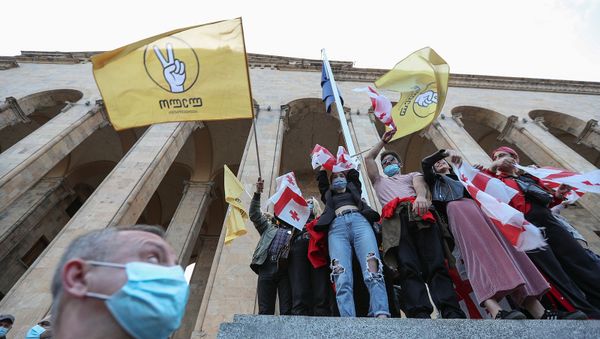 Сторонники оппозиции принимают участие в митинге после объявления предварительных результатов парламентских выборов в  Грузии (1 ноября 2020). Тбилиси - Sputnik Армения