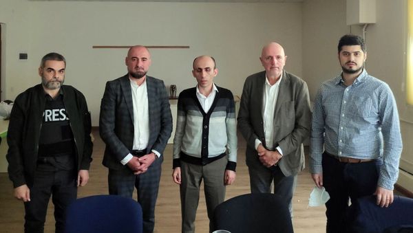 Защитник прав человека Артак Бегларян представил гуманитарную ситуацию в Арцахе в связи с агрессией Азербайджана во время встречи с депутатом Палаты представителей федерального парламента Бельгии Жоржем Далманом (1 ноября 2020). Карабах - Sputnik Արմենիա