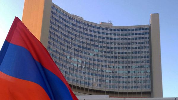 Акция армянской диаспоры Австрии в поддержку Карабаха перед Венским международным центром (1 ноября 2020). Вена - Sputnik Արմենիա