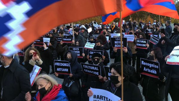 Акция армянской диаспоры Австрии в поддержку Карабаха перед Венским международным центром (1 ноября 2020). Вена Акция армянской диаспоры Австрии в поддержку Карабаха перед Венским международным центром (1 ноября 2020). Вена - Sputnik Արմենիա