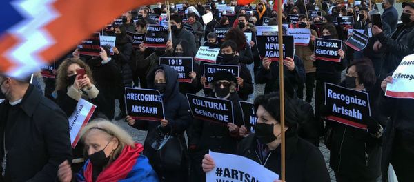 Акция армянской диаспоры Австрии в поддержку Карабаха перед Венским международным центром (1 ноября 2020). Вена Акция армянской диаспоры Австрии в поддержку Карабаха перед Венским международным центром (1 ноября 2020). Вена - Sputnik Արմենիա