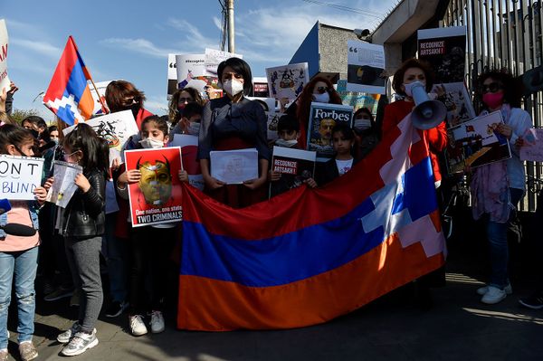 «Արձագանքեք մեր ցավին». Երևանում ԱՄՆ դեսպանատան և ՄԱԿ–ի շենքի առջև բողոքի ակցիաներ են - Sputnik Արմենիա