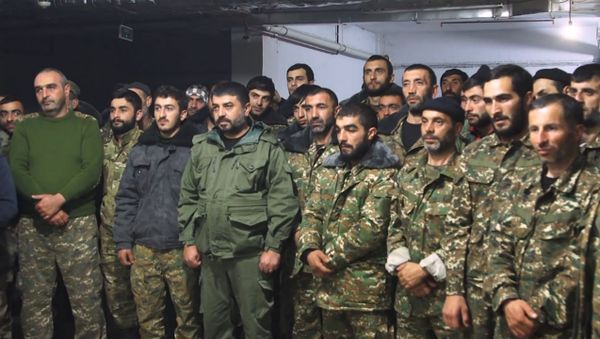 Члены добровольческих отрядов им. Владимира Балаяна и Шагена Мехряна на встрече с президентом НКР Араиком Арутюняном (2 ноября 2020). Степанакерт Члены добровольческих отрядов им. Владимира Балаяна и Шагена Мехряна на встрече с президентом НКР Араиком Арутюняном (2 ноября 2020). Степанакерт - Sputnik Армения