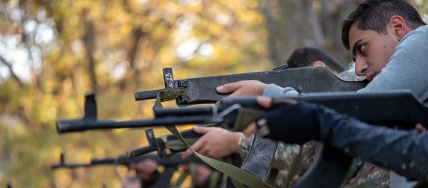 Боевая тренировка граждан в центре Искусство выживания - Sputnik Արմենիա
