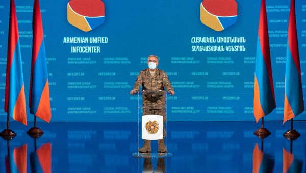 Представитель министерства обороны Армении Арцрун Ованнисян во время брифинга в Едином информационном центре (2 ноября 2020). Еревaн - Sputnik Արմենիա