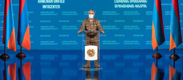 Представитель министерства обороны Армении Арцрун Ованнисян во время брифинга в Едином информационном центре (2 ноября 2020). Еревaн - Sputnik Արմենիա