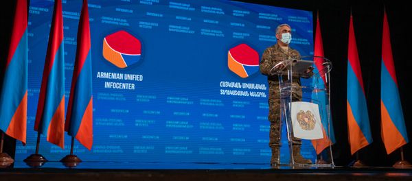 Представитель министерства обороны Армении Арцрун Ованнисян во время брифинга в Едином информационном центре (2 ноября 2020). Еревaн - Sputnik Արմենիա