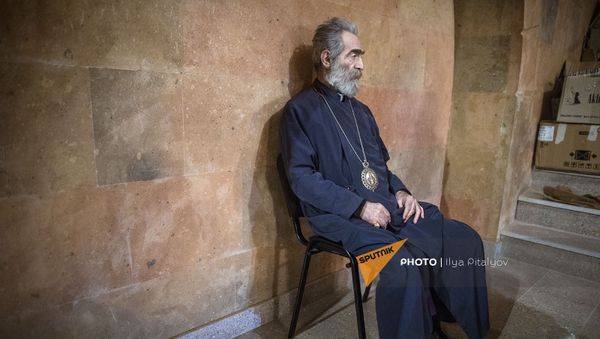 Предводитель Арцахской епархии Армянской Апостольской Церкви архиепископ Паргев Мартиросян в бомбоубежище - Sputnik Армения