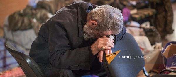 Предводитель Арцахской епархии Армянской Апостольской Церкви архиепископ Паргев Мартиросян в бомбоубежище - Sputnik Армения