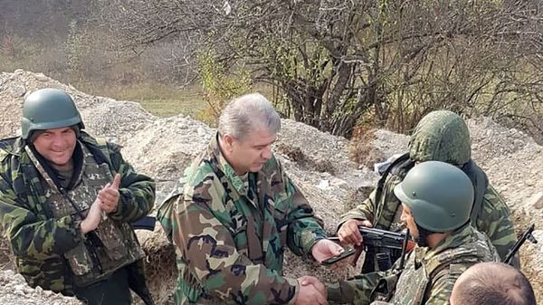 Директор СНБ Карабаха Камо Агаджанян вручил Норайру Мирзояну погоны генерал-майора прямо на боевой позиции Директор СНБ Карабаха Камо Агаджанян вручил Норайру Мирзояну погоны генерал-майора прямо на боевой позиции - Sputnik Армения