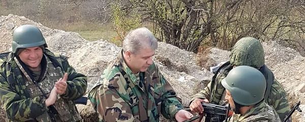 Директор СНБ Карабаха Камо Агаджанян вручил Норайру Мирзояну погоны генерал-майора прямо на боевой позиции Директор СНБ Карабаха Камо Агаджанян вручил Норайру Мирзояну погоны генерал-майора прямо на боевой позиции - Sputnik Армения