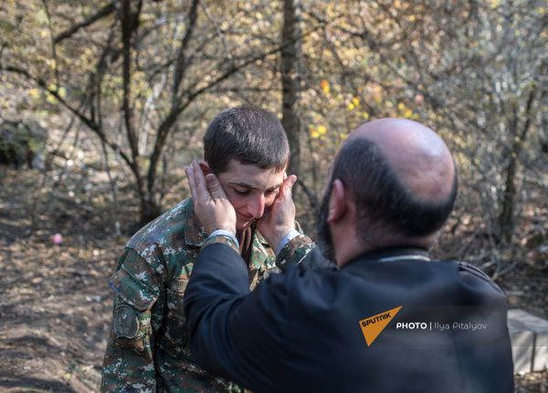 Տեր Արիստակես քահանա Հովհաննիսյանը զինծառայողների մկրտության արարողություն է անցկացնում առաջնագծից ոչ հեռու (2 նոյեմբերի, 2020թ.). Արցախ - Sputnik Արմենիա