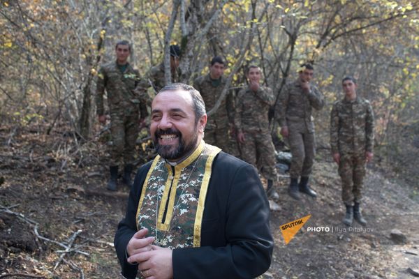 Տեր Սեբեոս քահանա Ղալաչյանը զինծառայողների մկրտության արարողություն է անցկացնում առաջնագծից ոչ հեռու (2 նոյեմբերի, 2020թ.). Արցախ - Sputnik Արմենիա
