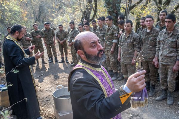 Տեր Սեբեոս քահանա Ղալաչյանը (ձախից) և Տեր Արիստակես քահանա Հովհաննիսյանը զինծառայողների մկրտության արարողություն են անցկացնում առաջնագծից ոչ հեռու (2 նոյեմբերի, 2020թ.). Արցախ - Sputnik Արմենիա