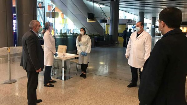 Проверка документов на отрицательный тест на Covid в аэропорту Звартноц и других пунктах пропуска на границе Проверка документов на отрицательный тест на Covid в аэропорту Звартноц и других пунктах пропуска на границе - Sputnik Արմենիա