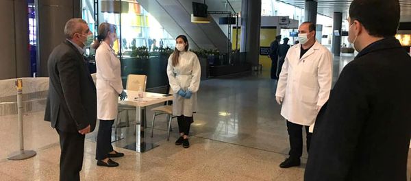 Проверка документов на отрицательный тест на Covid в аэропорту Звартноц и других пунктах пропуска на границе Проверка документов на отрицательный тест на Covid в аэропорту Звартноц и других пунктах пропуска на границе - Sputnik Արմենիա