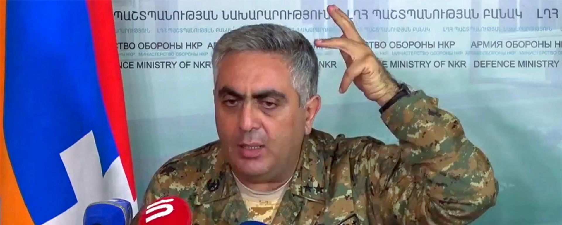 Представитель министерства обороны Армении Арцрун Ованнисян во время брифинга в информационном центре Карабаха (4 ноября 2020). Карабах - Sputnik Արմենիա, 1920, 12.11.2020