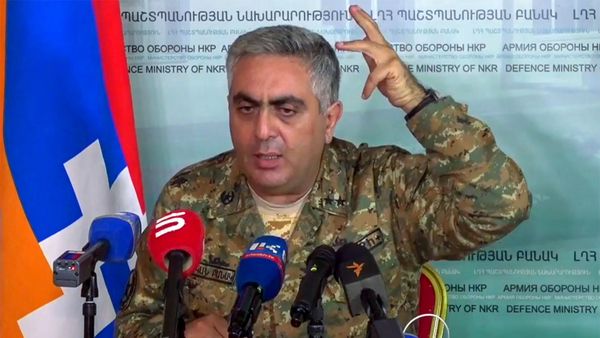 Представитель министерства обороны Армении Арцрун Ованнисян во время брифинга в информационном центре Карабаха (4 ноября 2020). Карабах - Sputnik Армения