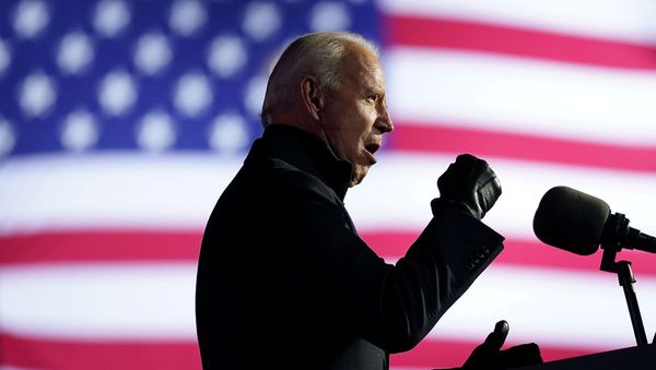 Кандидат в президенты США от Демократической партии и бывший вице-президент Джо Байден во время предвыборного митинга в Питтсбурге (2 ноября 2020). Пенсильвания - Sputnik Армения