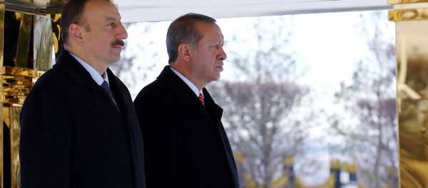 Президент Азербайджана Ильхам Алиев (слева) рядом с президентом Турции Реджепом Тайипом Эрдоганом во время официальной церемонии встречи в Президентском комплексе (15 марта 2016). Анкара Президент Азербайджана Ильхам Алиев (слева) рядом с президентом Турции Реджепом Тайипом Эрдоганом во время официальной церемонии встречи в Президентском комплексе (15 марта 2016). Анкара - Sputnik Армения