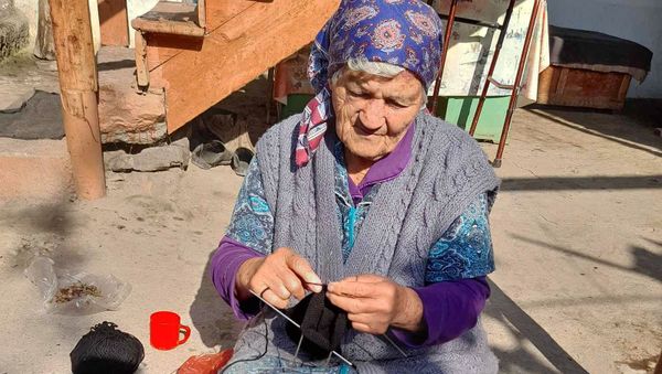 Бабушки из приграничного села Мовсес Тавушской области вяжут носки для солдат на передовой - Sputnik Արմենիա