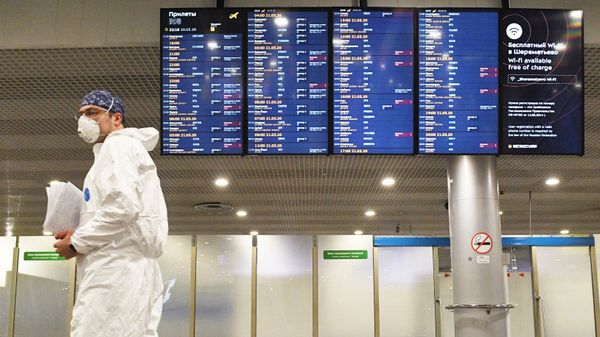 Табло в зале ожидания в аэропорту Шереметьево. Ситуация в России в связи с коронавирусом - Sputnik Արմենիա