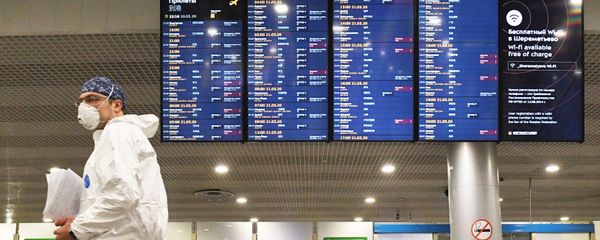 Табло в зале ожидания в аэропорту Шереметьево. Ситуация в России в связи с коронавирусом - Sputnik Армения