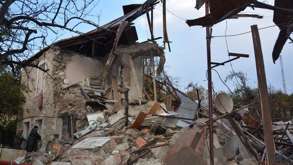 Последствия ночных и утренних обстрелов Степанакерта (6 ноября 2020). Карабах - Sputnik Արմենիա